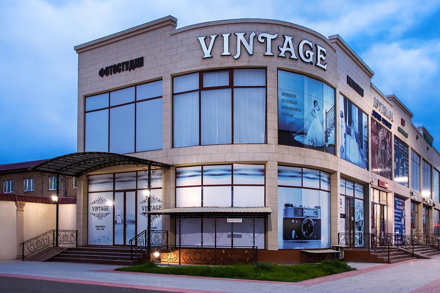 Oyoqlari bilan chokkalab yoyilgan surat