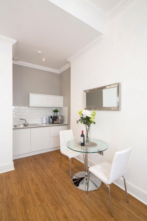 Фото Edinburgh Castle Apartments and Suites