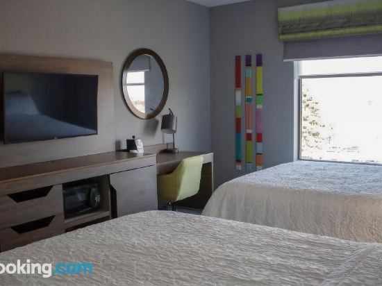 Фото Hampton Inn & Suites Portland West