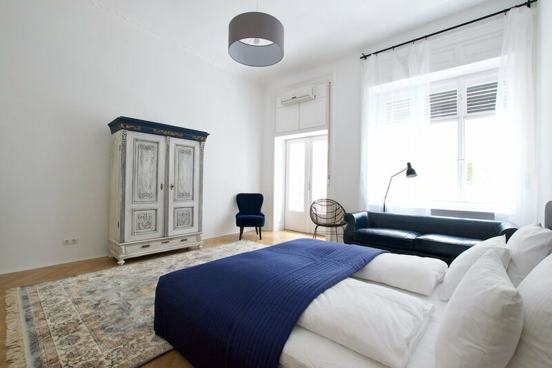 Гостиница Luxury Apartment by Hi5 - Október 6 Street в Будапеште