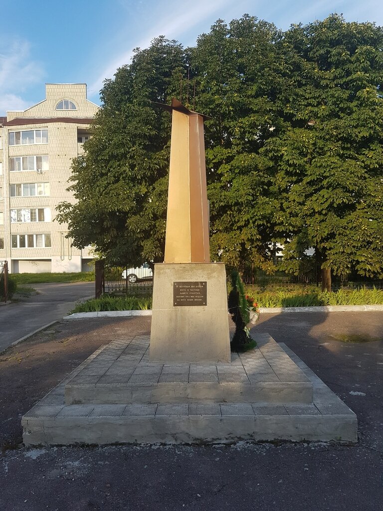 Monument, memorial Обелиск ученикам школы имени С.М. Кирова, погибшим в годы ВОВ, Karachev, photo
