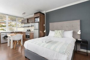 Montclair 302 (Western Cape Province, Cape Town, Three Anchor Bay, Frere Road), hotel