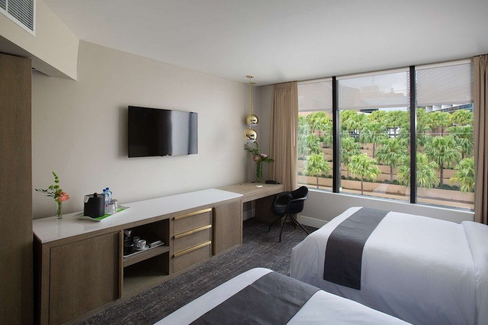 Фото The Delaney Hotel