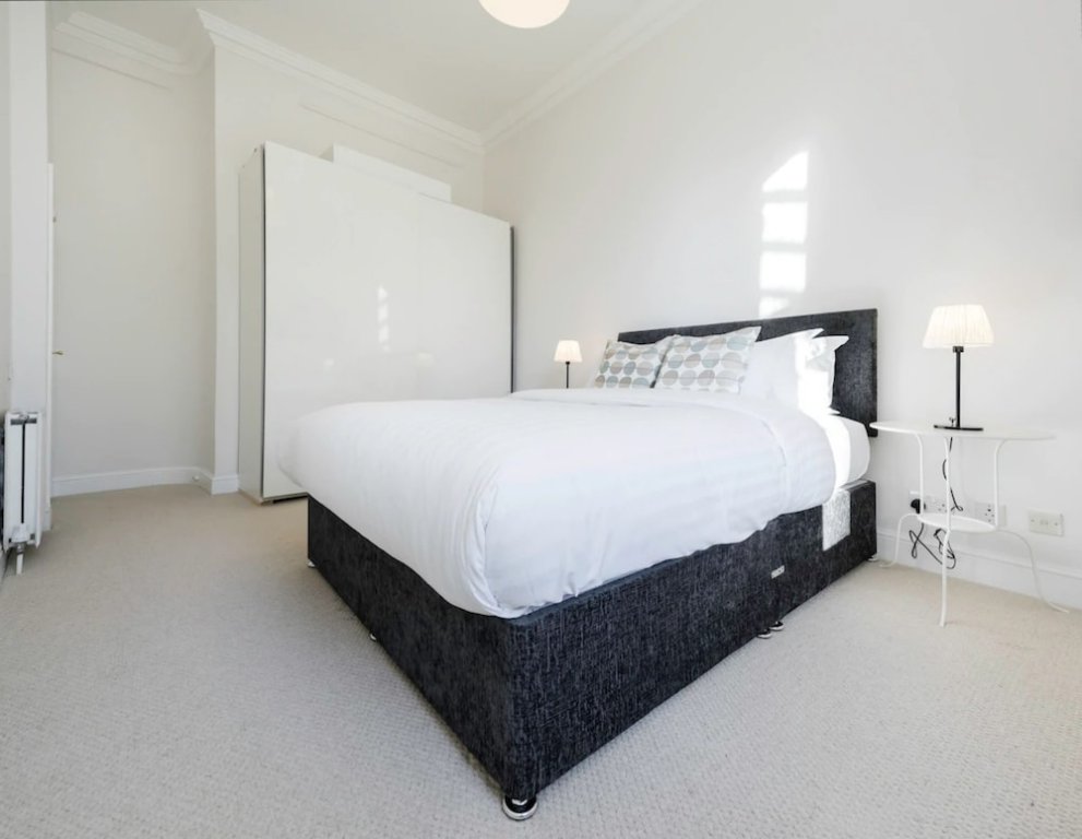 Фото Elegant Earl's Court 2 bed 2 Bath Near Tube