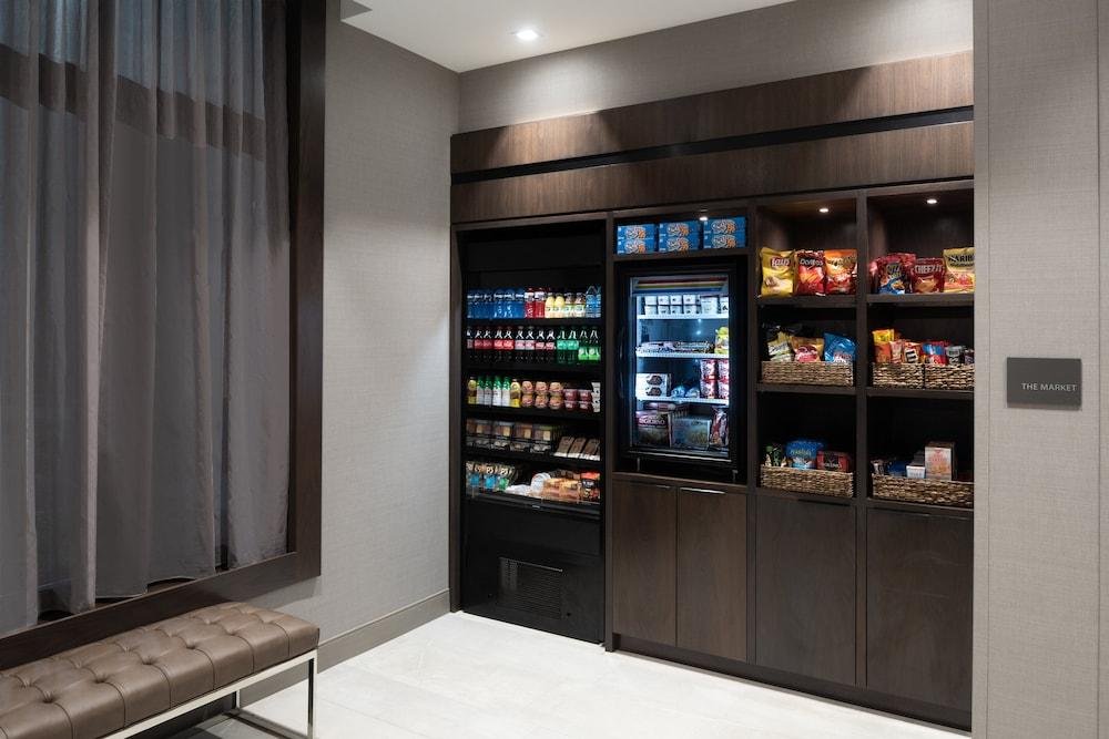 Фото Holiday Inn Express Boston Logan Airport - Revere, an Ihg Hotel