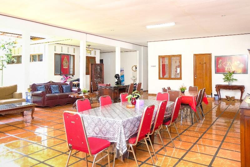 Фото Oyo 353 Loesje Guest House Syariah