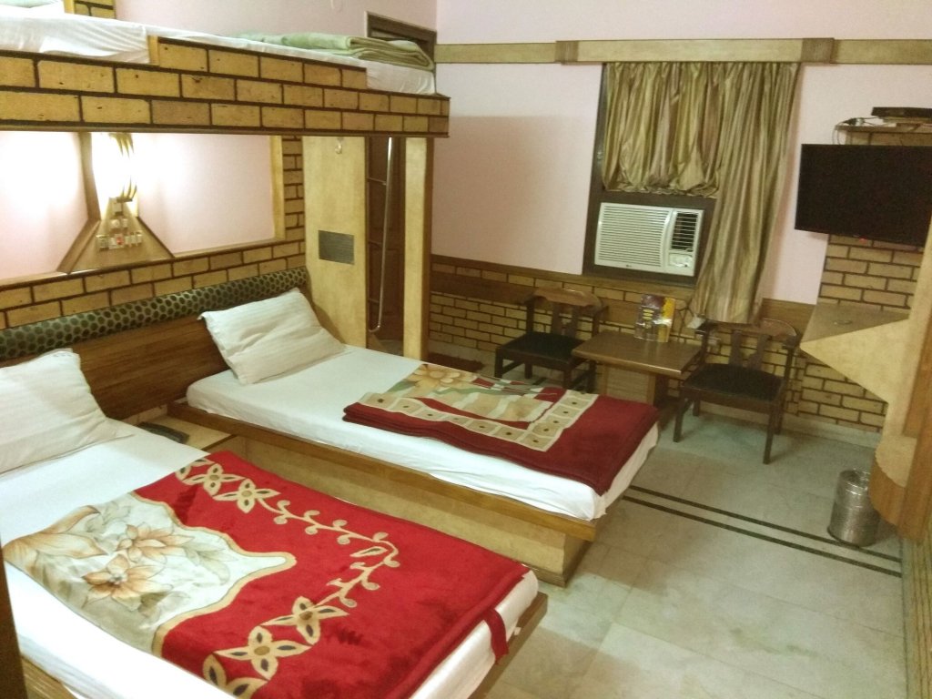 Фото Oyo 20000 Hotel Cottage Crown Plaza