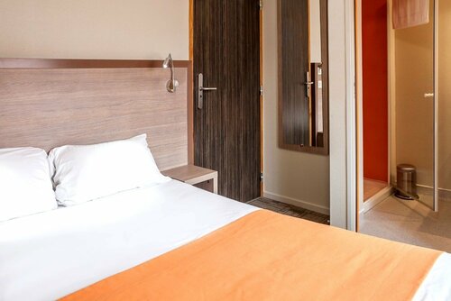 Гостиница Logis Hôtel les Voyageurs в Тйе