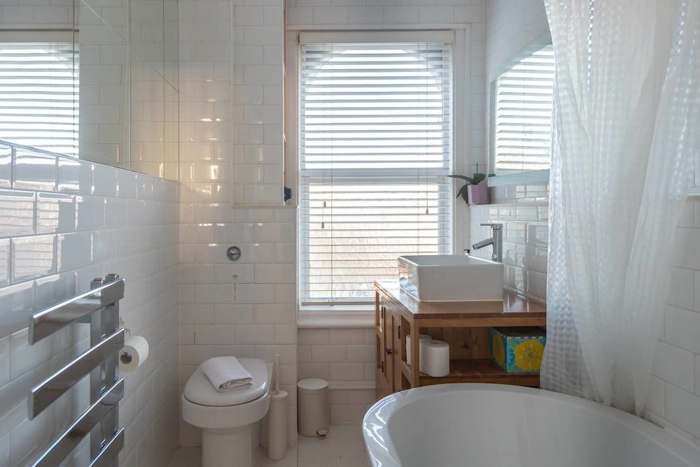 Фото Wonderful 2 bed by Queen's Park, for 6 Guests!