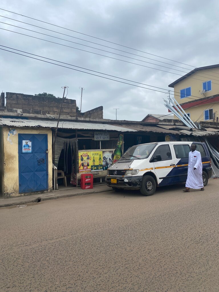 Bar, pub Happy Yourself Spot, Accra, photo