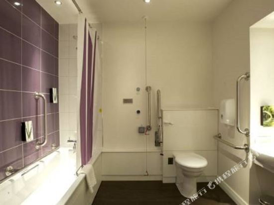 Фото Premier Inn London Ealing