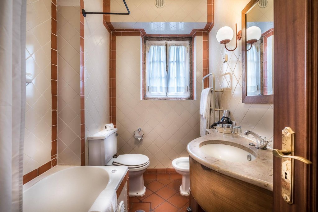 Фото Lawrence's Hotel