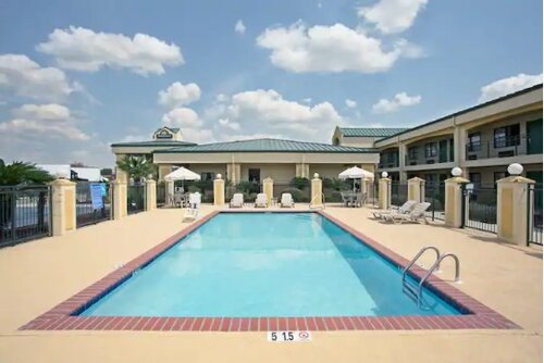 Гостиница Days Inn and Suites by Wyndham Hammond, In