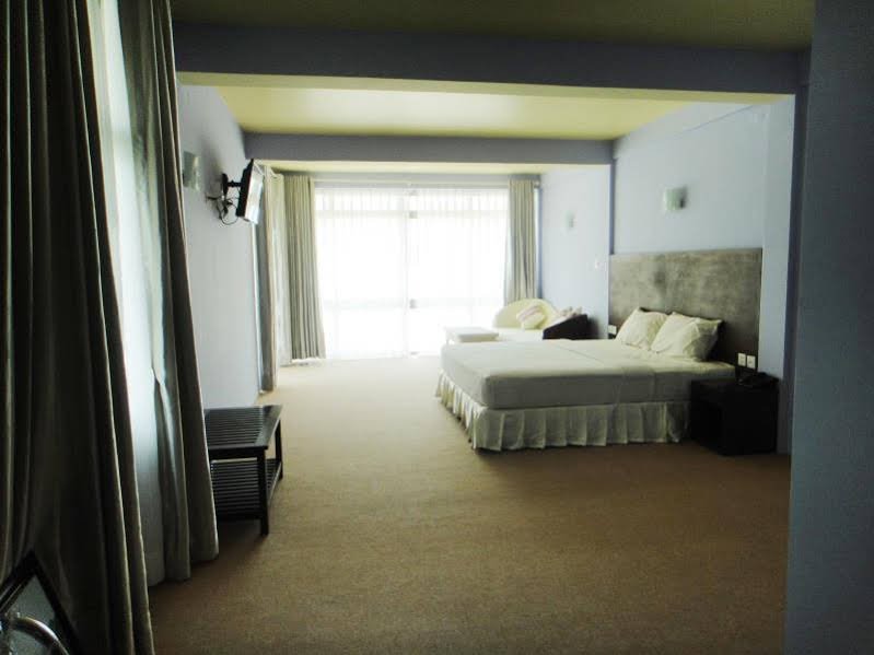 Фото Wyndham Grand Yangon Hotel