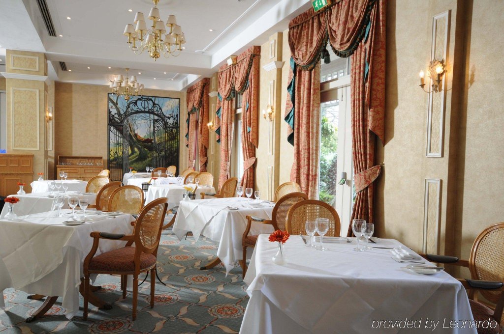 Фото Coulsdon Manor Hotel and Golf Club