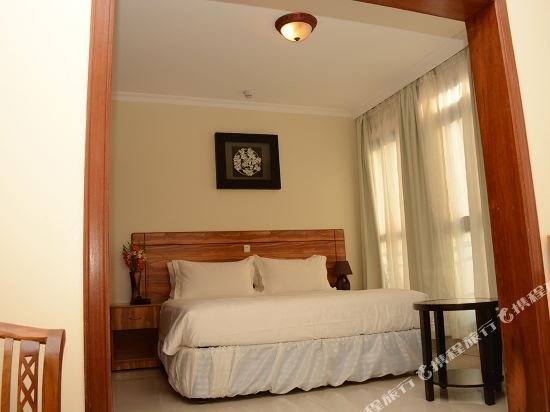 Фото La Posh Hotel