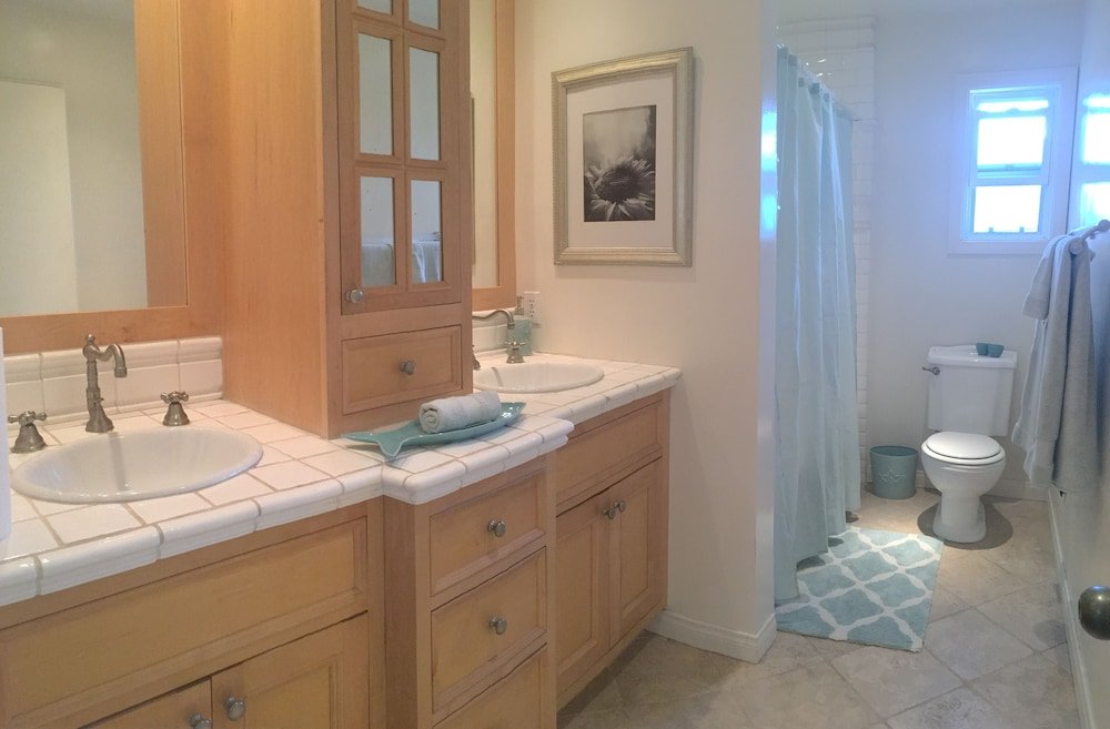 Фото 2 Bedroom Townhome 2 Mins. to the Beach