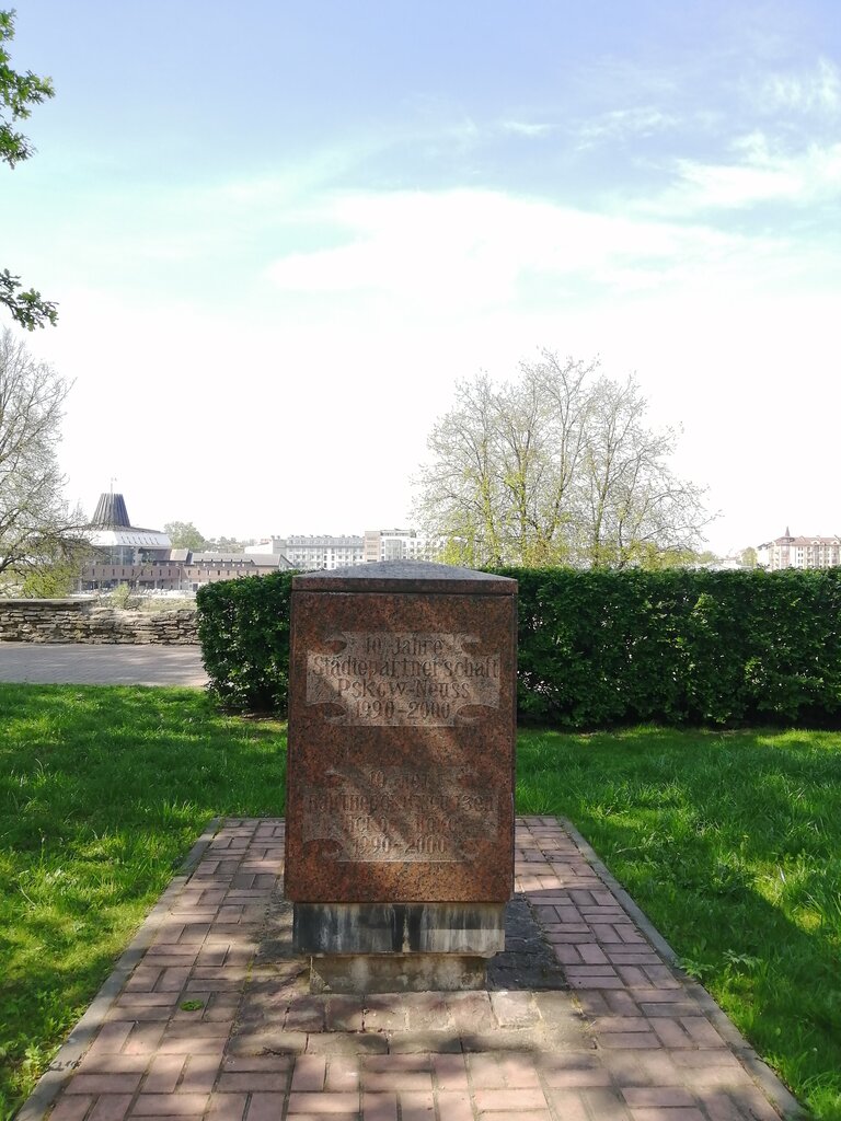 Monument, memorial 10 лет партнёрским связям Псков-Нойс, Pskov, photo