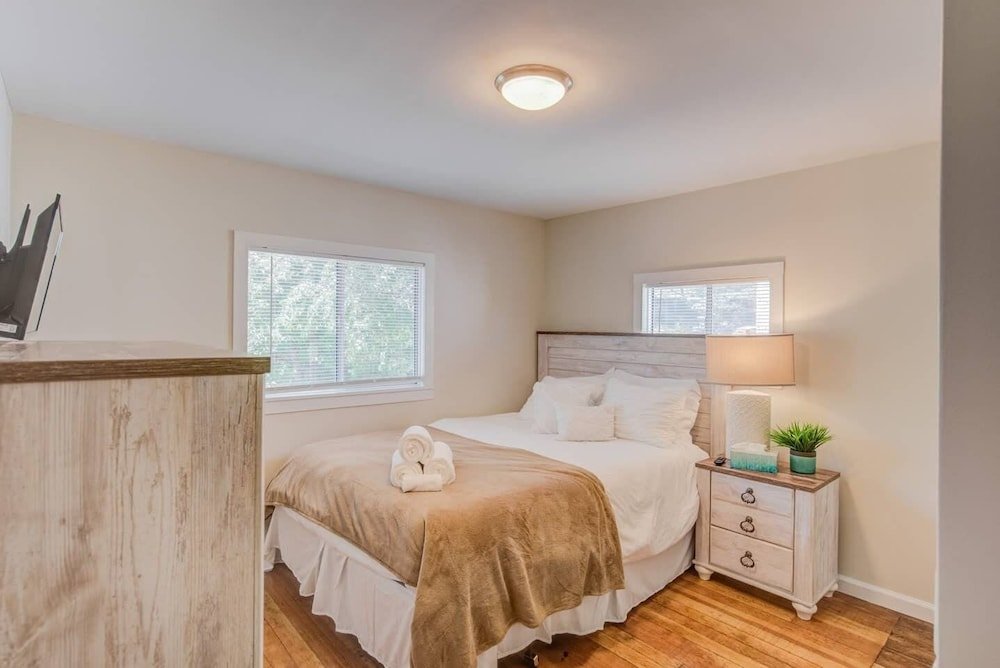 Фото 3brdowntownwalk to Everywhere & Bars W/fire pit