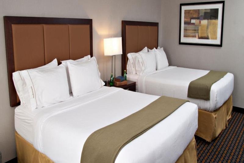 Фото Holiday Inn Express Pembroke