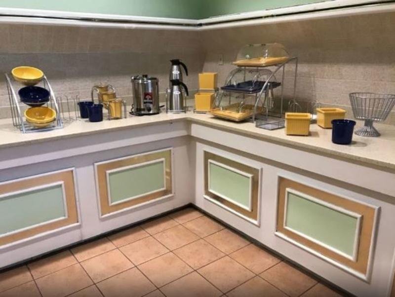 Фото Days Inn & Suites by Wyndham Tallahassee Conf Center I-10