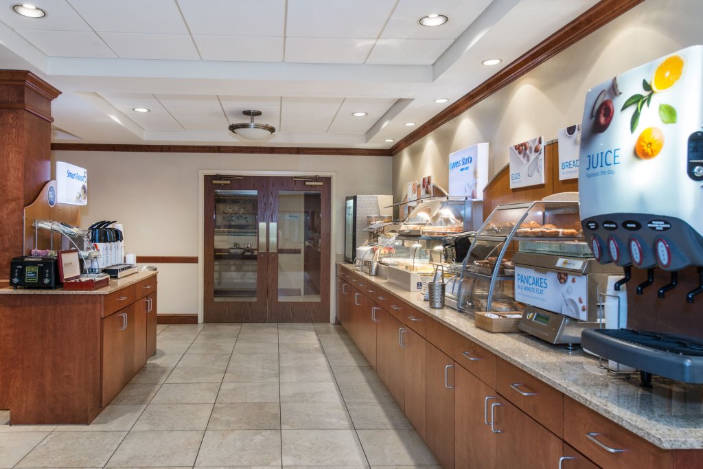 Фото Holiday Inn Express Hotel & Suites Tilton - Lakes Region, an Ihg Hotel