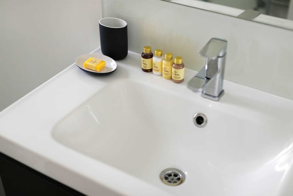 Фото Bright 2br Home in West Kensington, 6 Guests