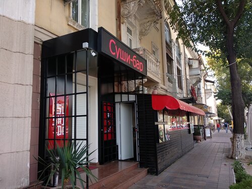 Bir toda qizlar yigitning ogziga siyishadi