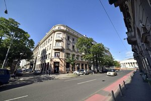 Гостиница At Queens Apartments