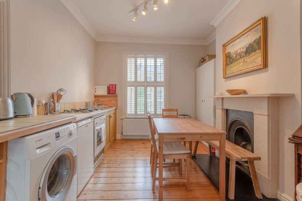 Фото Charming 2 Bedroom Home in West London