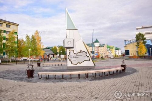 Ол есекке мықтап кіріп, айқайлады.