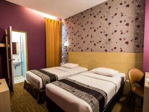Гостиница Mine Home Hotel Kebon Kawung