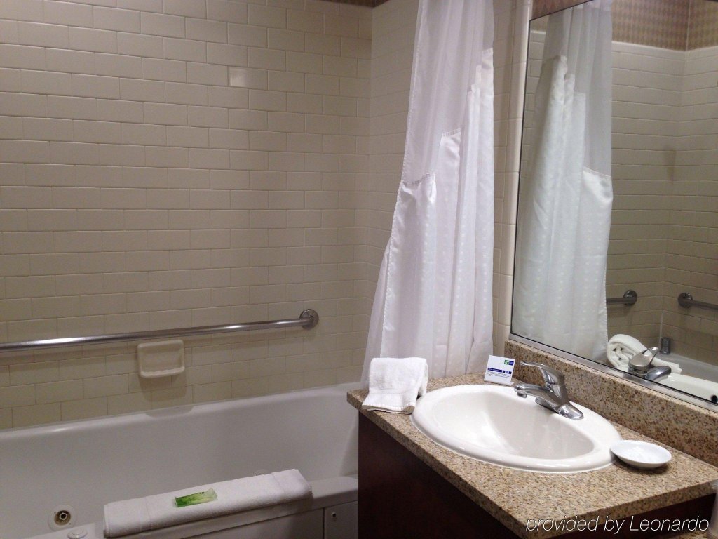 Фото Holiday Inn Express Hotel & Suites Ventura, an Ihg Hotel