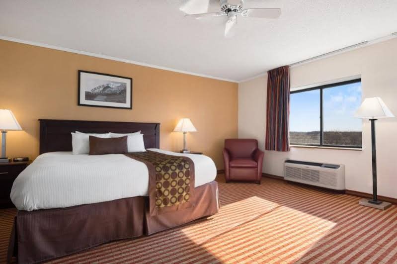 Фото Days Inn & Suites by Wyndham Kansas City South