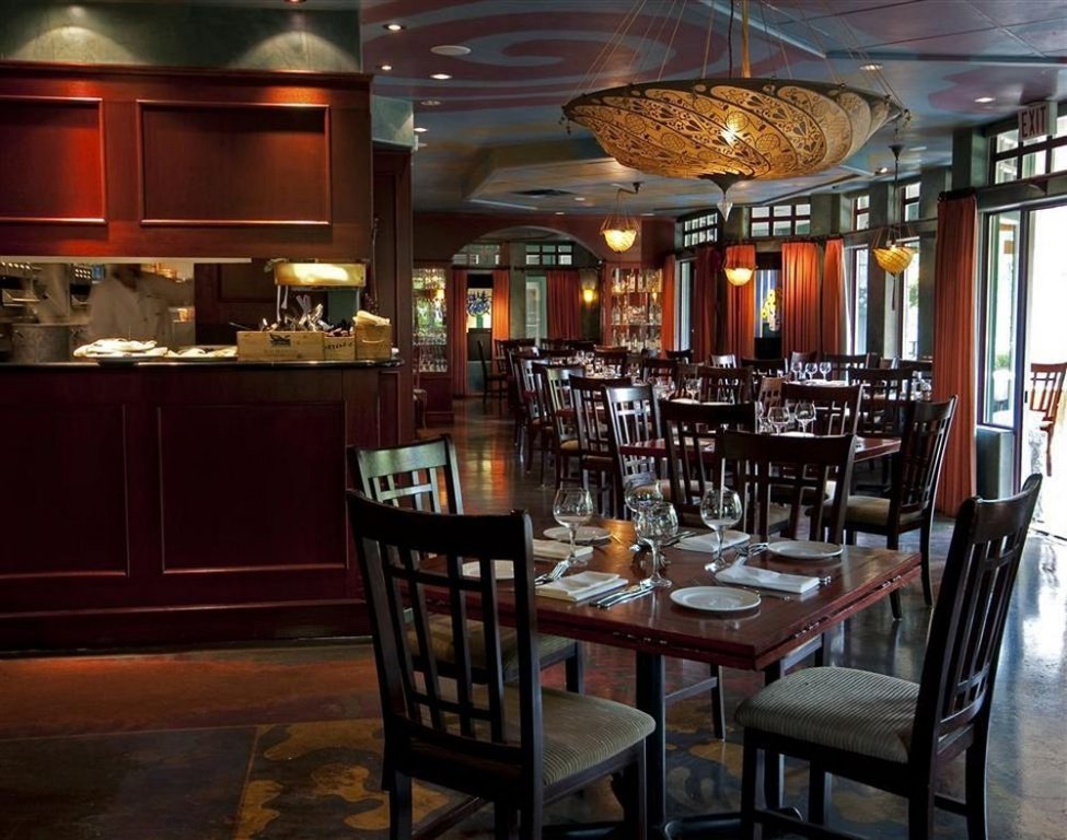 Фото Pinnacle Hotel Whistler Village