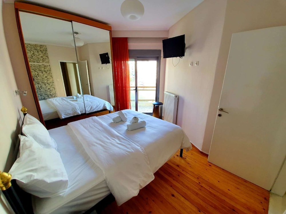 Фото White and Wood Nilie Hospitality Mgmt