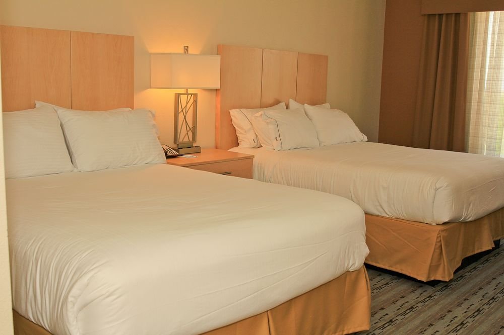 Фото Holiday Inn Express & Suites San Antonio Se by At&t Center, an Ihg Hotel