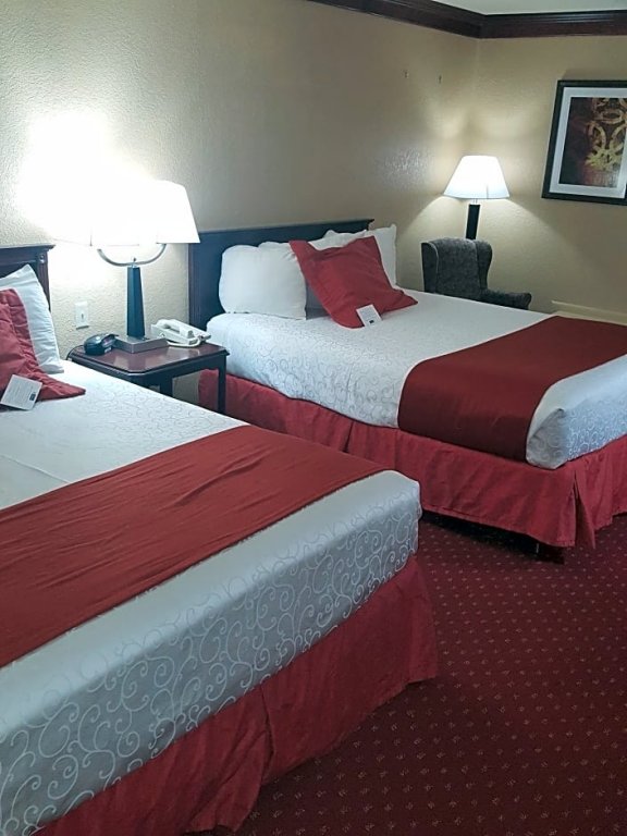 Фото Days Inn & Suites by Wyndham Coralville Iowa City