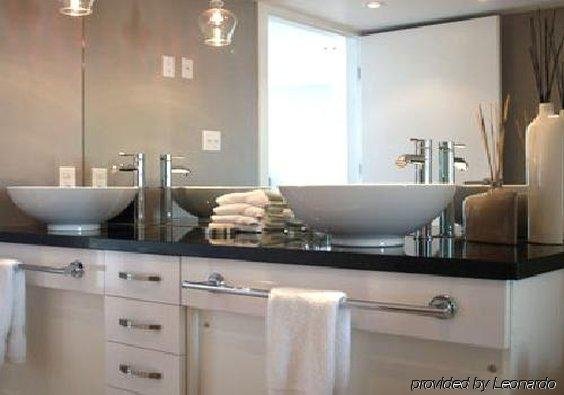 Фото Sandman Signature Vancouver Airport Hotel & Resort