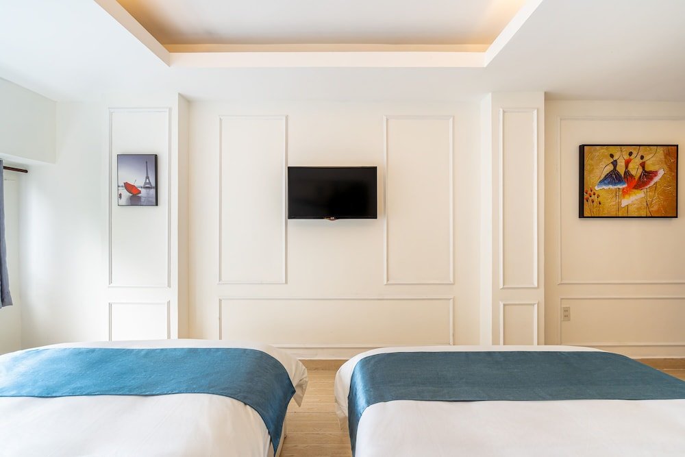 Фото Winsuites Saigon Hotel