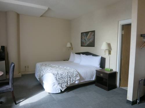 Фото Travelodge by Wyndham Whitecourt Conference Centre & Suites