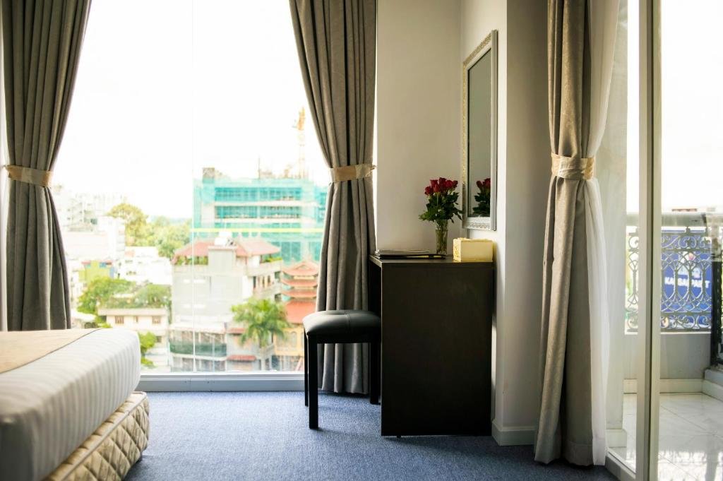 Фото Golden Crown Hotel