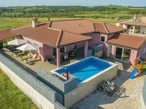 Modern Villa With Fenced Garden, Private Pool and Summer Kitchen, Beach Nearby