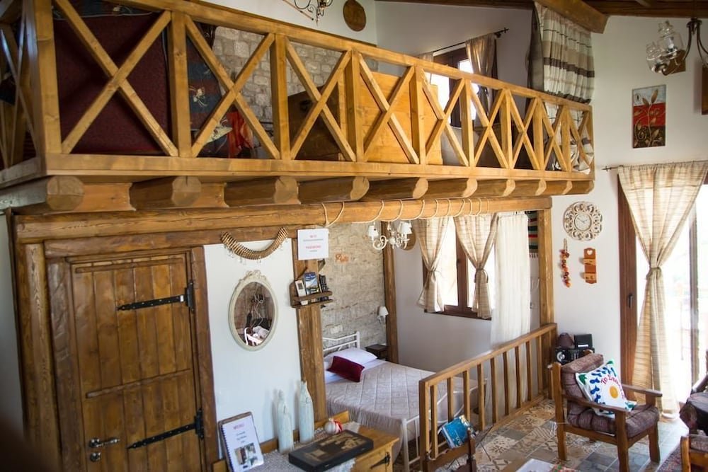 Фото To Stolidi tis Psinthou