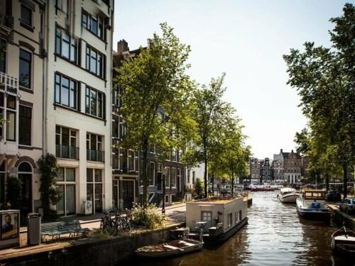 Гостиница Zwanestein Canal House в Амстердаме