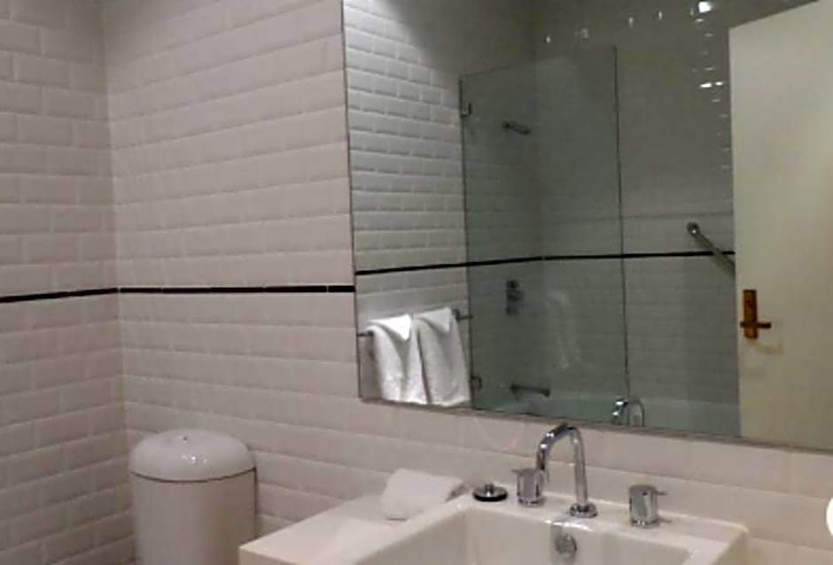 Фото The Russell Boutique Hotel