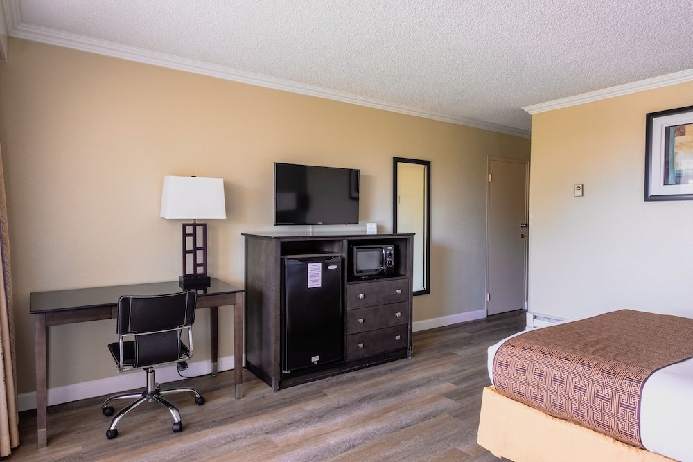 Фото Travelodge by Wyndham Monterey Bay