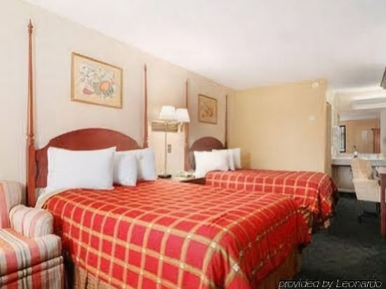 Фото Days Inn by Wyndham College Park Airport Best Road