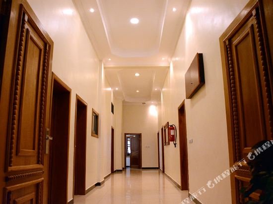 Фото La Posh Hotel