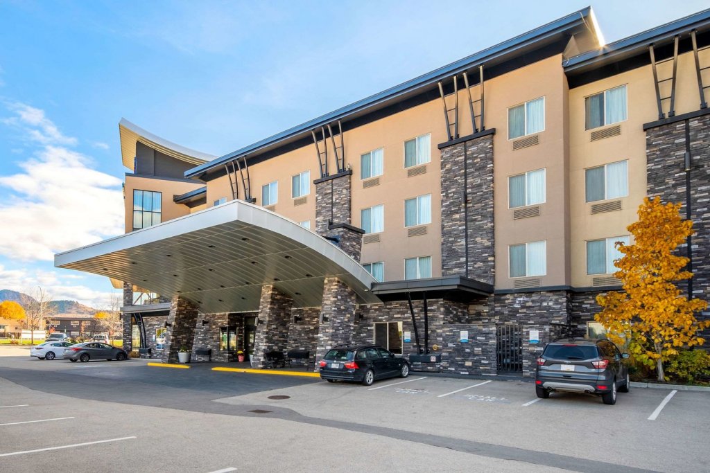 Фото Comfort Suites Kelowna